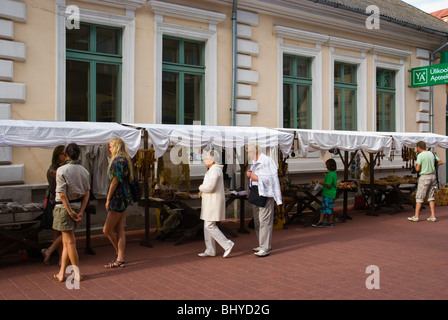 Souvenirs und Handwerk Ständen entlang Rüütli Fußgängerzone in Pärnu-Estland-Europa Stockfoto