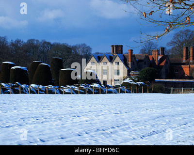 Eine schneebedeckte Herrenhaus auf dem Land Stockfoto