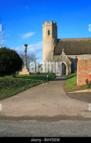 Der Turm und Süd Veranda von der Kirche St. Peter und Paul in Mautby, Norfolk, Großbritannien. Stockfoto