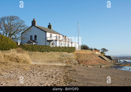 Haus mit Meer Wehrmauer in Rampside, in der Nähe von Furness, Cumbria, England UK Stockfoto