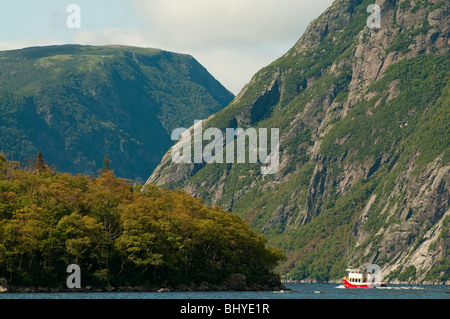 Neufundland, Western Brook Pond, Gros Morne National Park, Touristenboot sightseeing entlang Berg Küstenlinie. Stockfoto