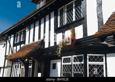 Pinner Middlesex, Detail der tudor Strahlen & Bleiglasfenster von The Queen es Head zurückgeht, 1344, umbenannt nach Queen Anne Stockfoto