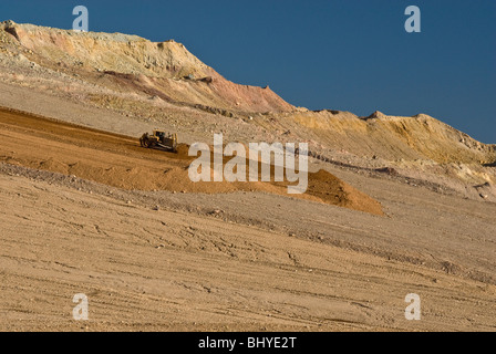 Rekultivierung arbeiten auf Lagerbestände bei Freeport-McMoRan Copper & Gold Inc. Tyrone Mine in der Nähe von Silver City, New Mexico, USA Stockfoto