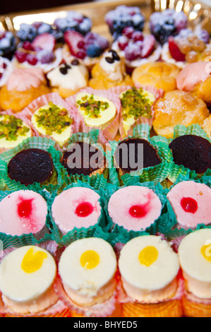 Ausgefallene Desserts aufgereihten Stockfoto