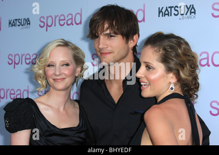 ANNE HECHE ASHTON KUTCHER MARGARITA LEVIEVA verbreiten roten Teppich SCREENING HOLLYWOOD LOS ANGELES CA USA 3. August 2009 Stockfoto