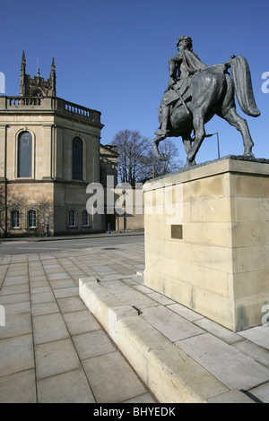 Stadt von Derby, England. Anthony-Steinen modellierte Bonnie Prince Charlie Statue mit Derby Kathedrale im Hintergrund. Stockfoto