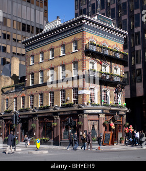 Die Albert Pub befindet sich in Victoria Street, Westminster, London. Stockfoto