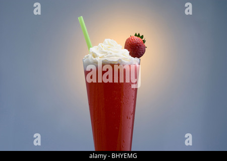Frozen Strawberry Daiquiri Mixgetränk hautnah auf einfarbigen Hintergrund Stockfoto