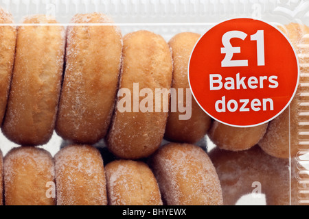 Bäcker Dutzend 13 Donoughts in einem Plastikbehälter Stockfoto