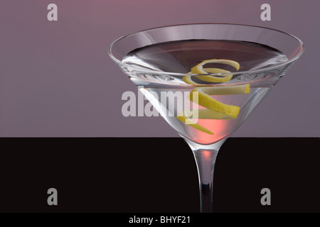 Gerade nach oben Martini mit Lemon Twist Garnieren auf schwarzen und grauen Hintergrund Stockfoto