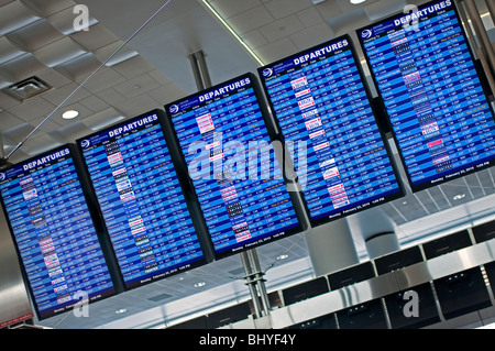 Gruppe von Flachbild-LCD-tv-Tafeln, die Abfahrtszeiten am Flughafen. Stockfoto