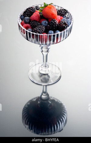 Klassische Frucht medley in einem antiken stammte Glasschale Stockfoto