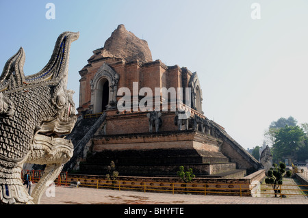 Eine Naga schaut in Richtung der teilweise restaurierten Chedi Phra Dhatu Chedi Luang in Chiang Mai, Thailand. Stockfoto