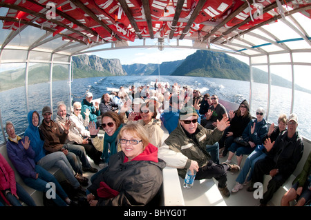 Neufundland, Western Brook Pond, Gros Morne National Park, lächelnde Touristen genießen einen Sightseeing Ausflug Western Brook Pond Stockfoto