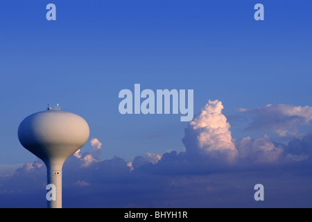 Blauer Himmel mit amerikanischen Wassertank im Sonnenuntergang Stockfoto