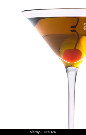 Rob Roy oder Manhattan Mischgetränk mit Cocktailkirsche hautnah auf weißem Hintergrund Stockfoto