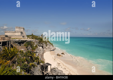 Blaue türkisfarbenen karibischen Meer über Maya Ruinen Tulum Mexiko Stockfoto