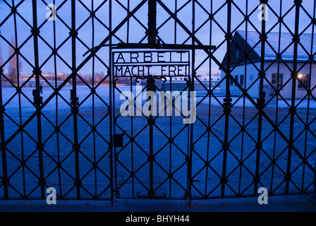 Arbeit Macht Frei melden Sie das Tor des KZ Dachau München Bayern Deutschland Europa Stockfoto