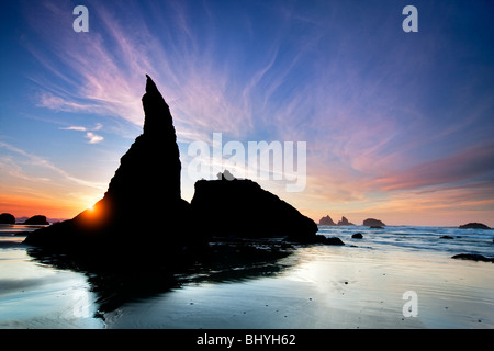 Meer-Stacks und Sonnenuntergang in Bandon Strand bei Ebbe. Oregon Stockfoto