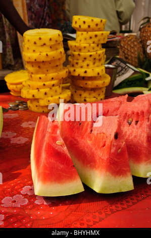 Frisches Obst auf einem Wagen angezeigt. Bangalore, Karnataka, Indien Stockfoto