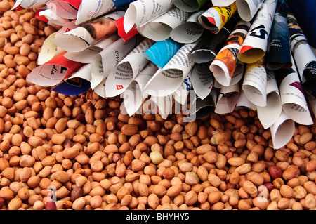Geröstete Erdnüsse für verkaufen auf der Straße in Bangalore, Indien. Stockfoto