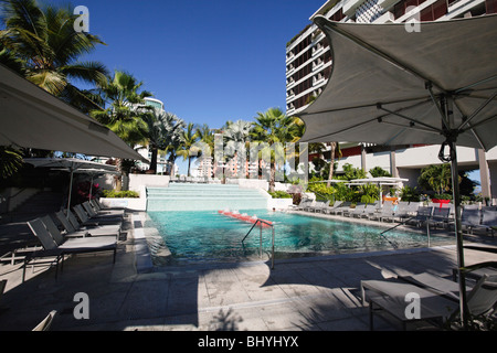 Liegestühle am Pool, Hotel La Concha, San Juan, Puerto Rico Stockfoto