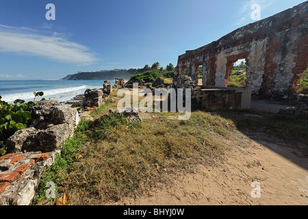 Leuchtturm-Ruinen auf dem Ufer, Punkt Borinquen, Puerto Rico Stockfoto