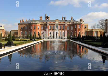 Der neue Brunnen und Pool spiegeln die Vorderseite des Gordon House, Twickenham Stockfoto