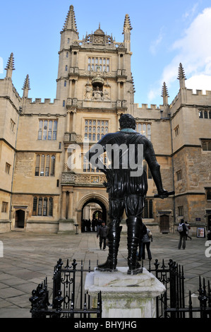 Statue von William Herbert, der Earl of Pembroke, erschossen von hinten in der alten Schule Viereck der Bodleian Library, Oxford. Stockfoto