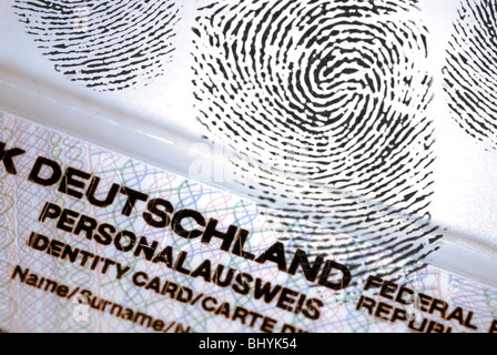 Mit einem Fingerabdruck, Speicherung von biometrischen Personalausweis Stockfoto