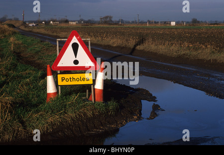 Schild Warnung Fahrer der Schlaglöcher auf Land Straße Yorkshire uk Stockfoto