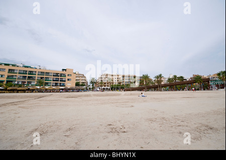 Strand von Port de Alcudia auf Mallorca in Spanien Stockfoto