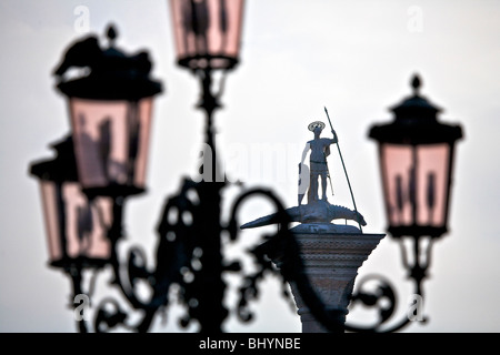 Statue von St. Theodore und seine treuen Krokodil in der Piazzetta San Marco in Venedig, Veneto, Italien Stockfoto