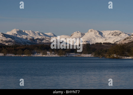 Nordwestgrat & Langdale Pikes aus Lake Windermere im Schnee Jan 2010. Stockfoto