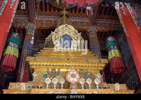 Eine opulente Mausoleum, wo der Körper des lebenden Buddha in einem Tempel in Tibet beigesetzt ist. Stockfoto