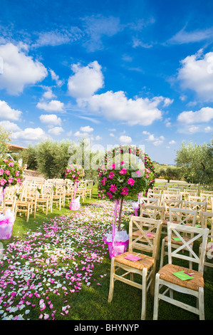 Stühle und Blumen im Garten für Hochzeit Stockfoto