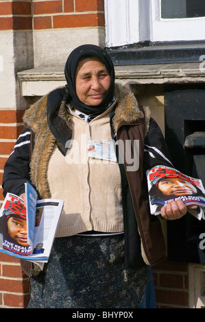 Älteren rumänischen weiblichen Big Issue Verkäufer Stockfoto