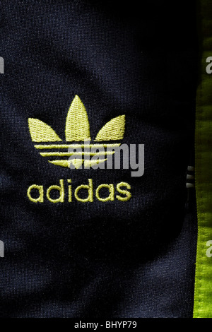 Adidas-Logo auf Trainingsanzug Böden Stockfoto