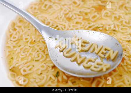 Nicht hungrig, geschrieben in Nudel Buchstaben auf einem Löffel Stockfoto