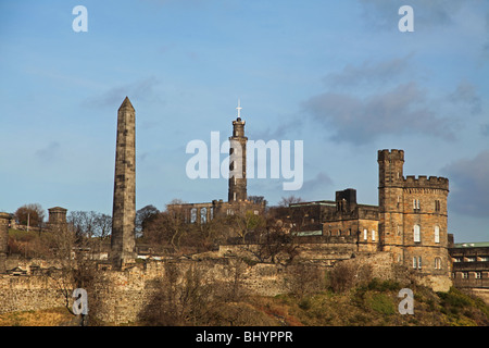 Hamiltons Obelisk, das Nelson-Monument und das Haus des Gouverneurs auf Calton Hill in Edinburgh Stockfoto