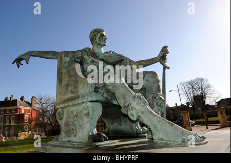 Statue von Konstantin dem großen neben York Minster City of York in North Yorkshire England Uk Stockfoto