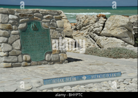 Agulhas National Park, Westkaper, Südafrika, Landschaft, Schild am Strand, der die Südspitze Afrikas markiert, Wahrzeichen, afrikanische Landschaften, Weltunterorte Stockfoto