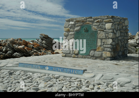 Südafrika, Schild, Südspitze des afrikanischen Kontinents, Cape Agulhas National Park, Garden Route Attraction, minimale Landschaft, Urlaubsziel Stockfoto