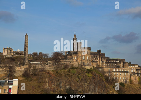 Das Stewart-Memorial, Hamiltons Obelisk, das Nelson-Monument und das Haus des Gouverneurs auf Calton Hill in Edinburgh Stockfoto