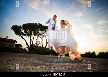 Braut und Bräutigam zusammen in die Luft springen Stockfoto