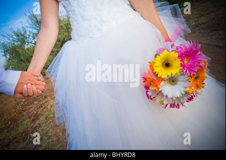 Close-up der Braut hält Blumen und des Bräutigams hand Stockfoto