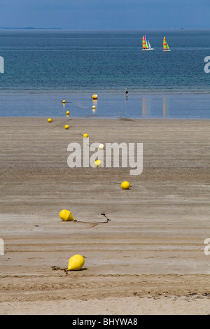 Pléneuf-Val-André (22): Bojen am Strand Stockfoto