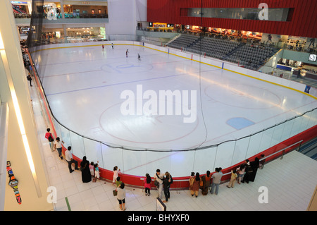 Eisbahn in der Dubai Mall, Dubai, Vereinigte Arabische Emirate Stockfoto