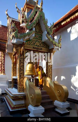 Mönch (MR) an der buddhistischen Tempel und Bonshō Gebet Glocken. Wat Doi Suthep, Phradhat bezeichneten Gebäude oder shōrō Turm Chiang Mai, Thailand. Stockfoto