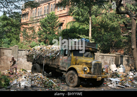 Indische Straßenszene mit Müll LKW In Kolkatta genommen, Stockfoto